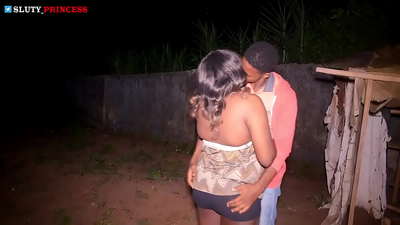 Faiga alofa i luga o le auala ma feusuaiga vevela ma se teine ​​pupuu mai le kalapu